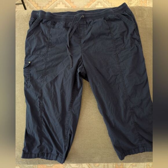 Avenue Navy Cargo Capris Size 26 - Picture 2 of 3
